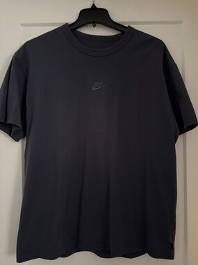 Nike Men’s Navy Short Sleeve Logo Tee